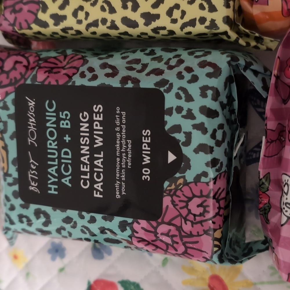 Pick One Cleansing Facial Wipes Betsey Johnson New - Picture 2 of 6